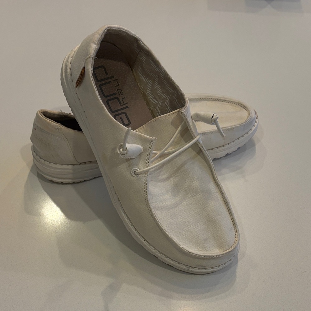 Women’s Hey Dude Wendy Chambray  White Canvas Slip-On Shoes. Size 10